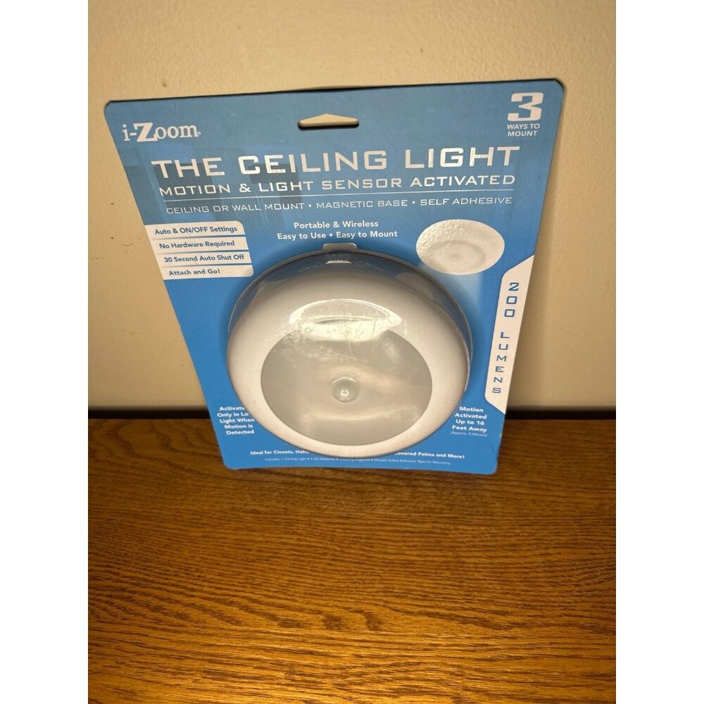 I ZOOM Ceiling or Wall Light motion activated NEW sealed
